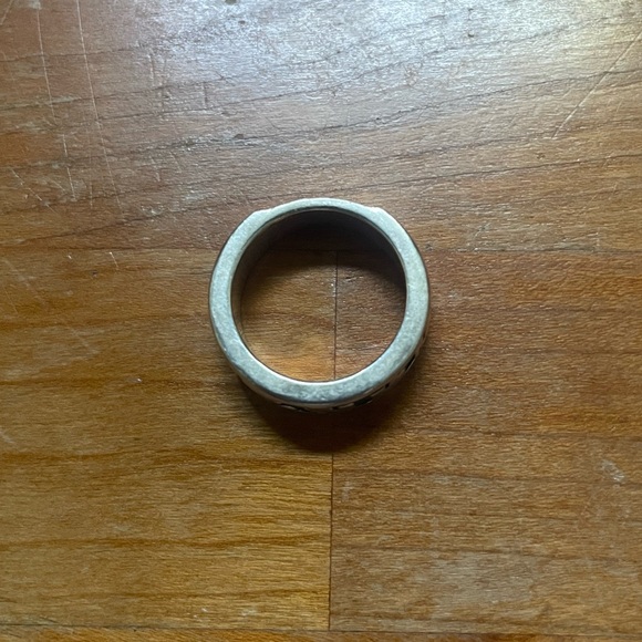 Chunky silver ring with engraved lettering “hate” - Picture 4 of 5